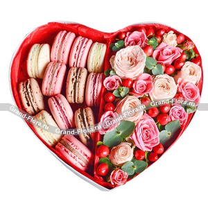 A declaration of love - a box with makarons and shrub roses